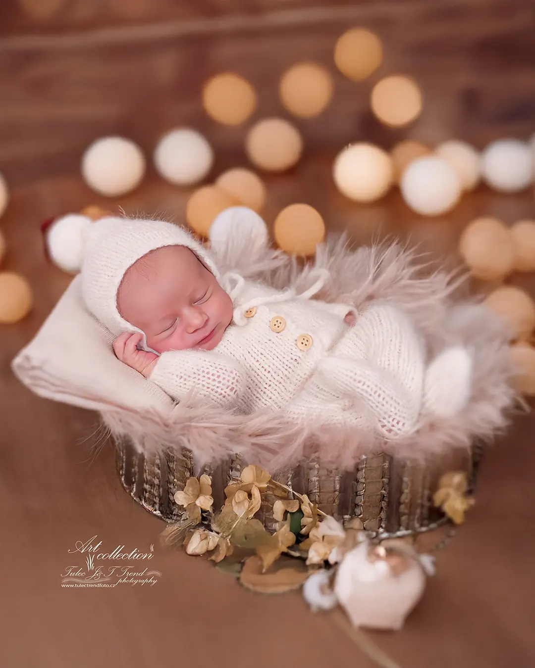 Newborn focení miminka s rodiči — rodinný portrét v profesionálním ateliéru