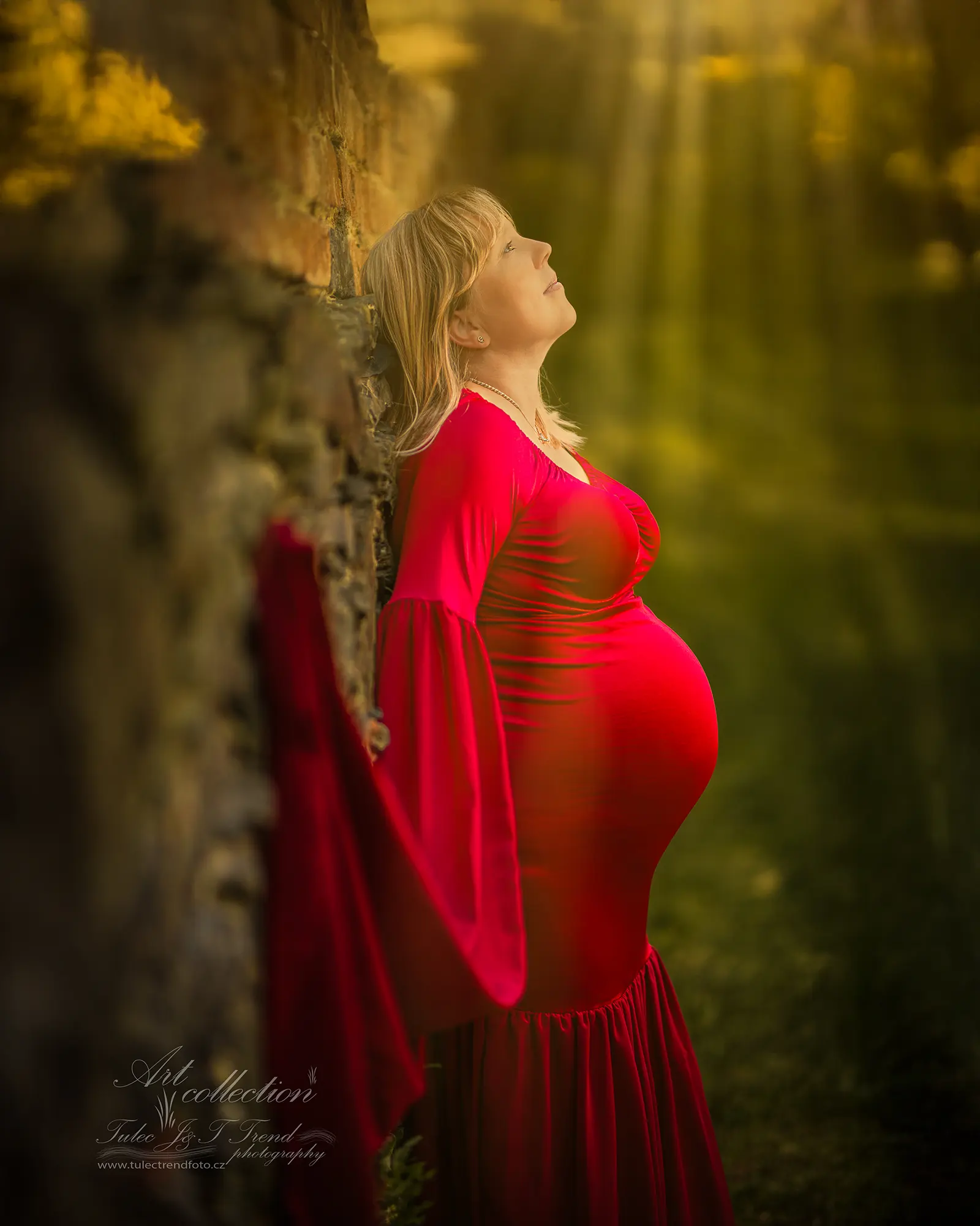 Těhotenské focení v přírodě — párové snímky v zeleni