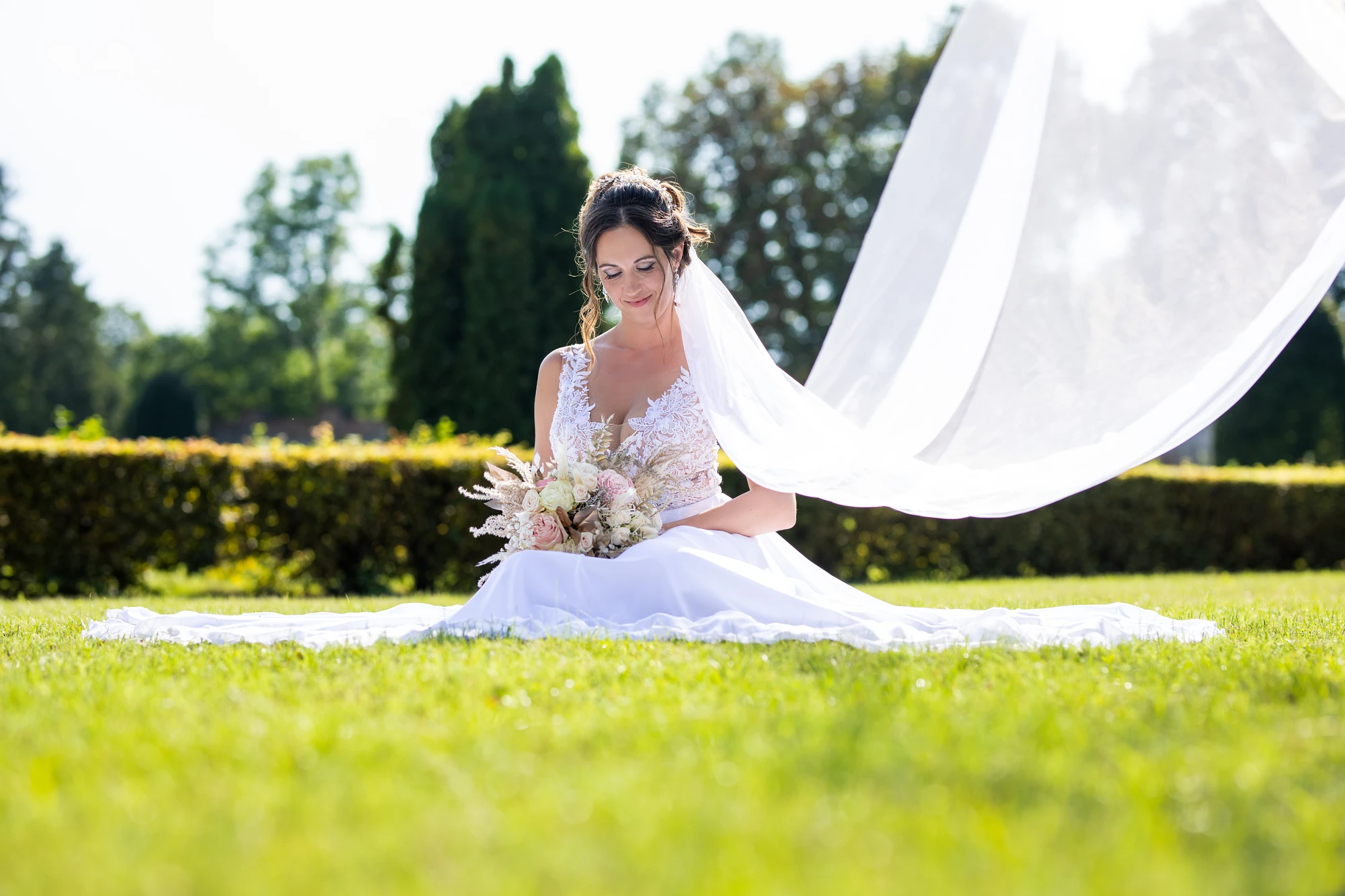 Nevěsta v zahradách zámku Bučovice — svatební focení 2022