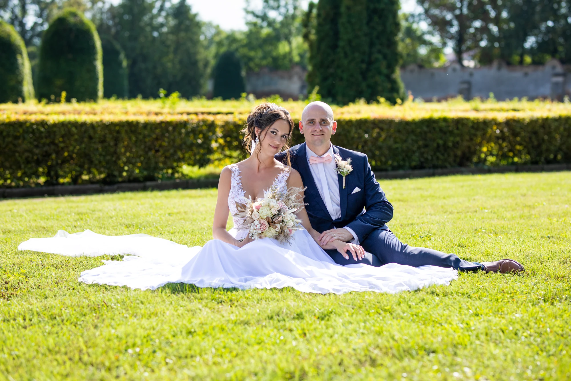 Radostný moment novomanželů na zámku Bučovice 2022