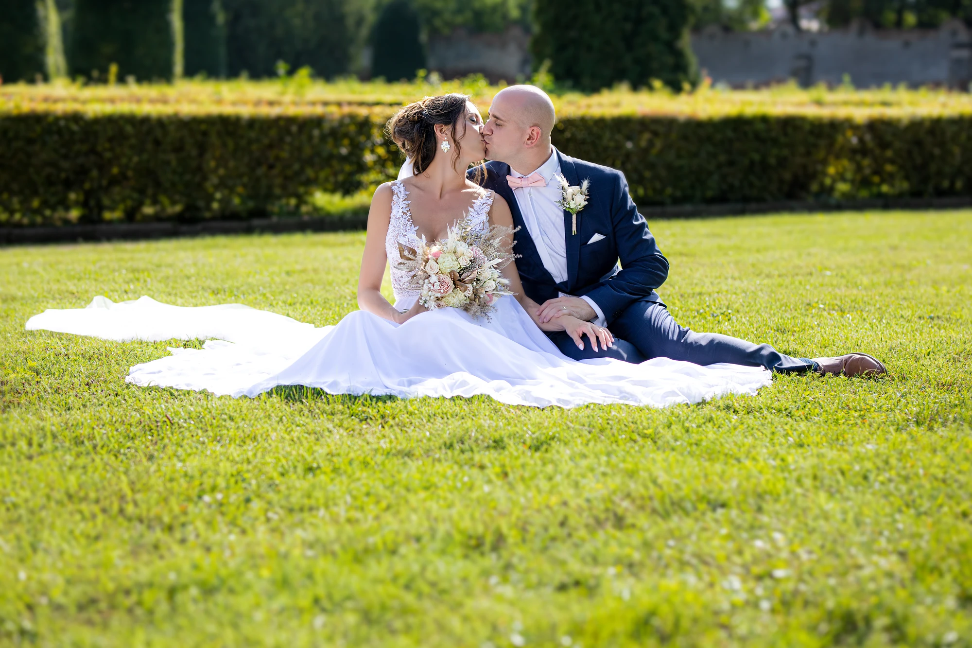 Polibek novomanželů na zámku Bučovice — svatební fotograf Olomouc