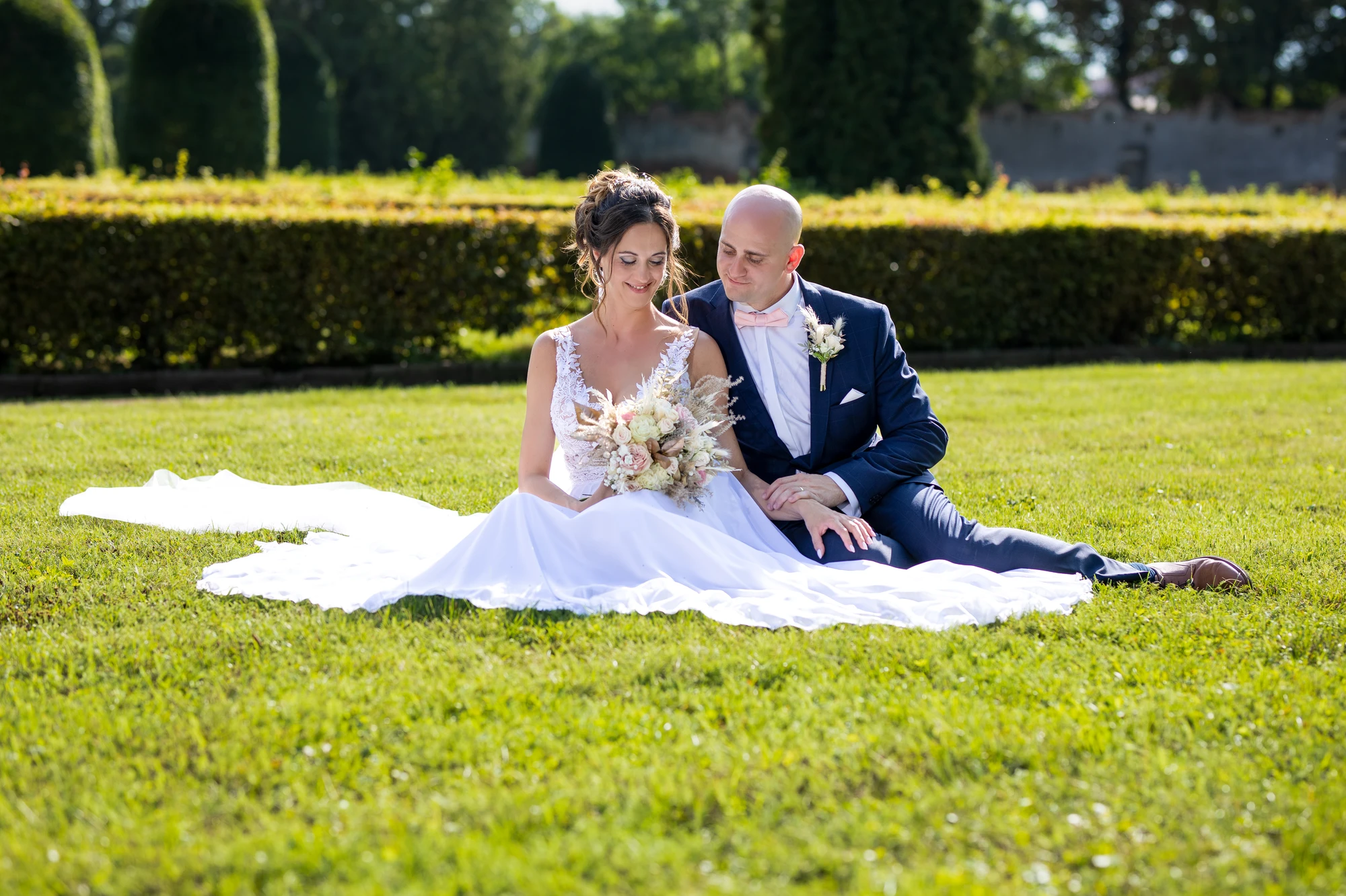 Romantický záběr novomanželů — svatební focení Bučovice 2022