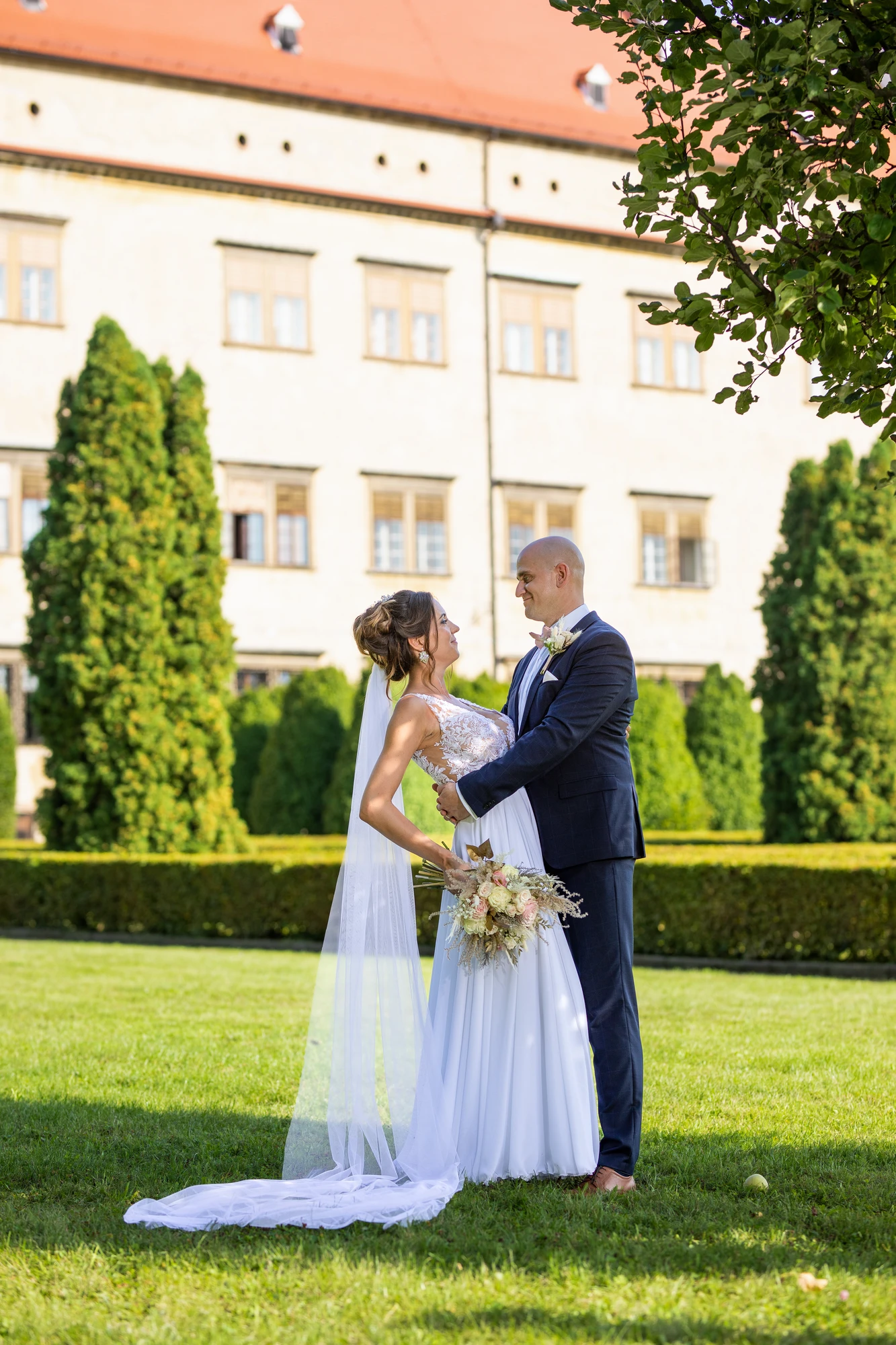 Novomanželé v zahradách zámku Bučovice — spontánní moment