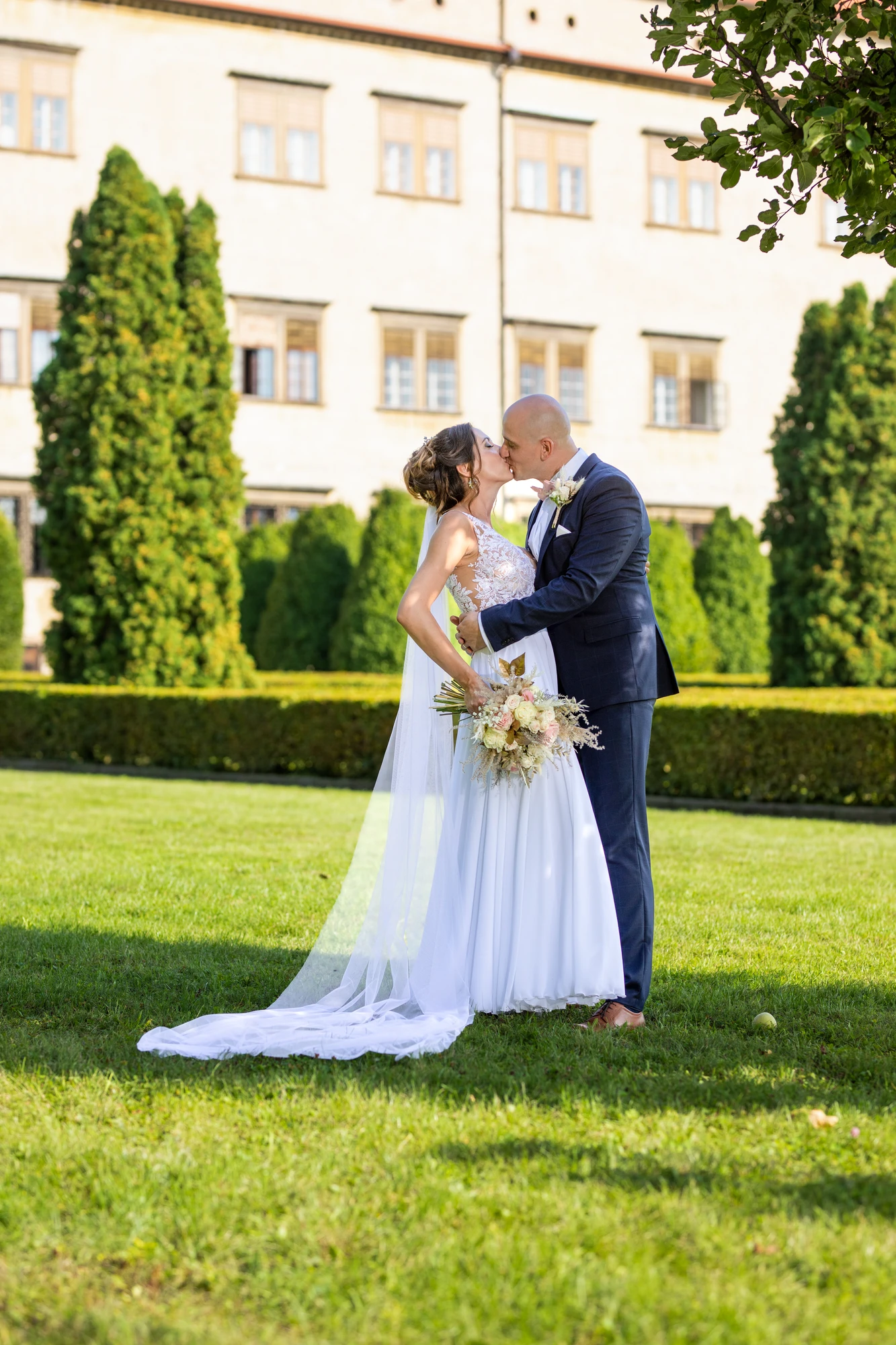 Něžný moment novomanželů na zámku Bučovice — Tulec Trend Foto
