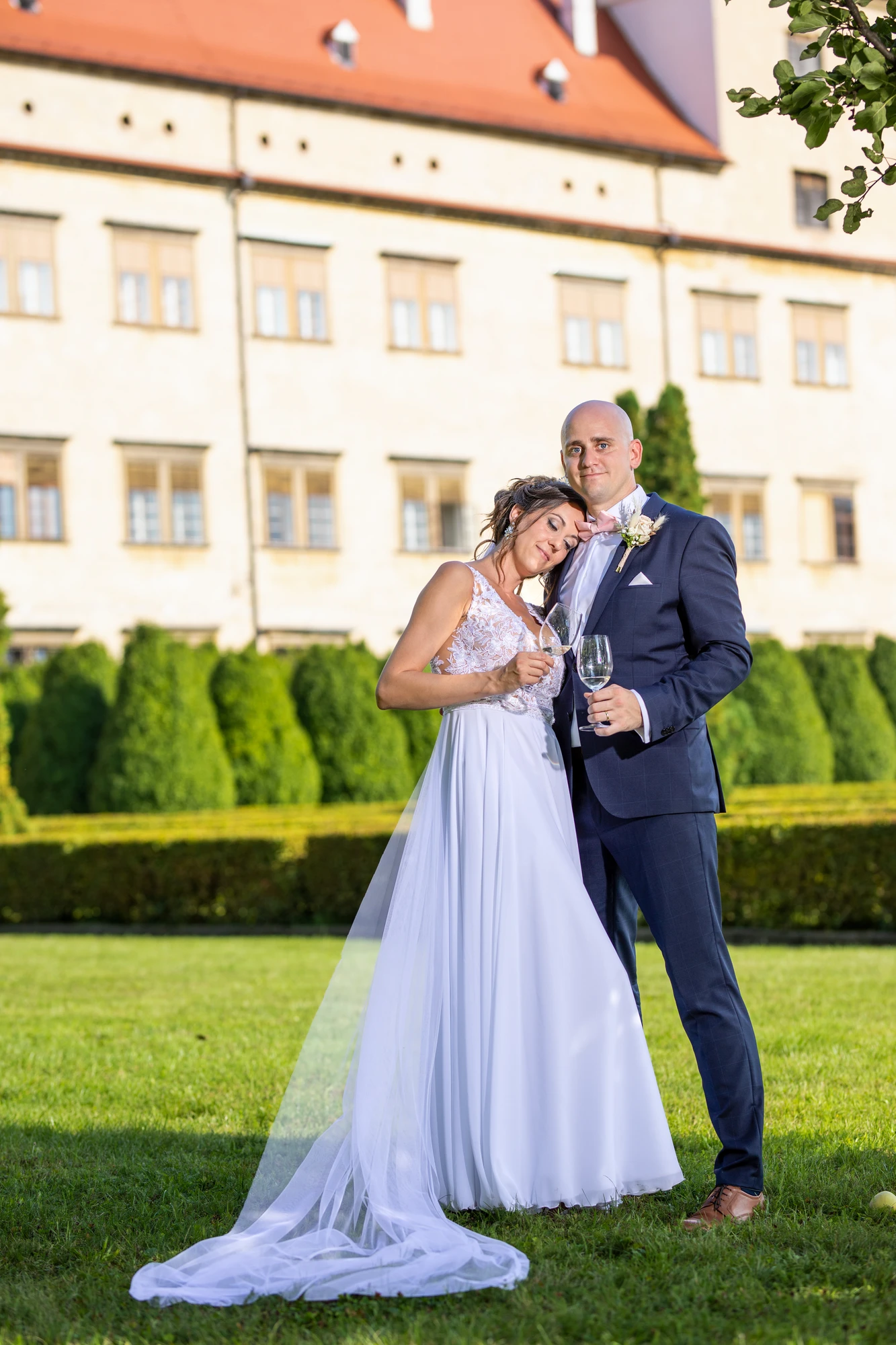 Nevěsta a ženich na nádvoří zámku Bučovice 2022