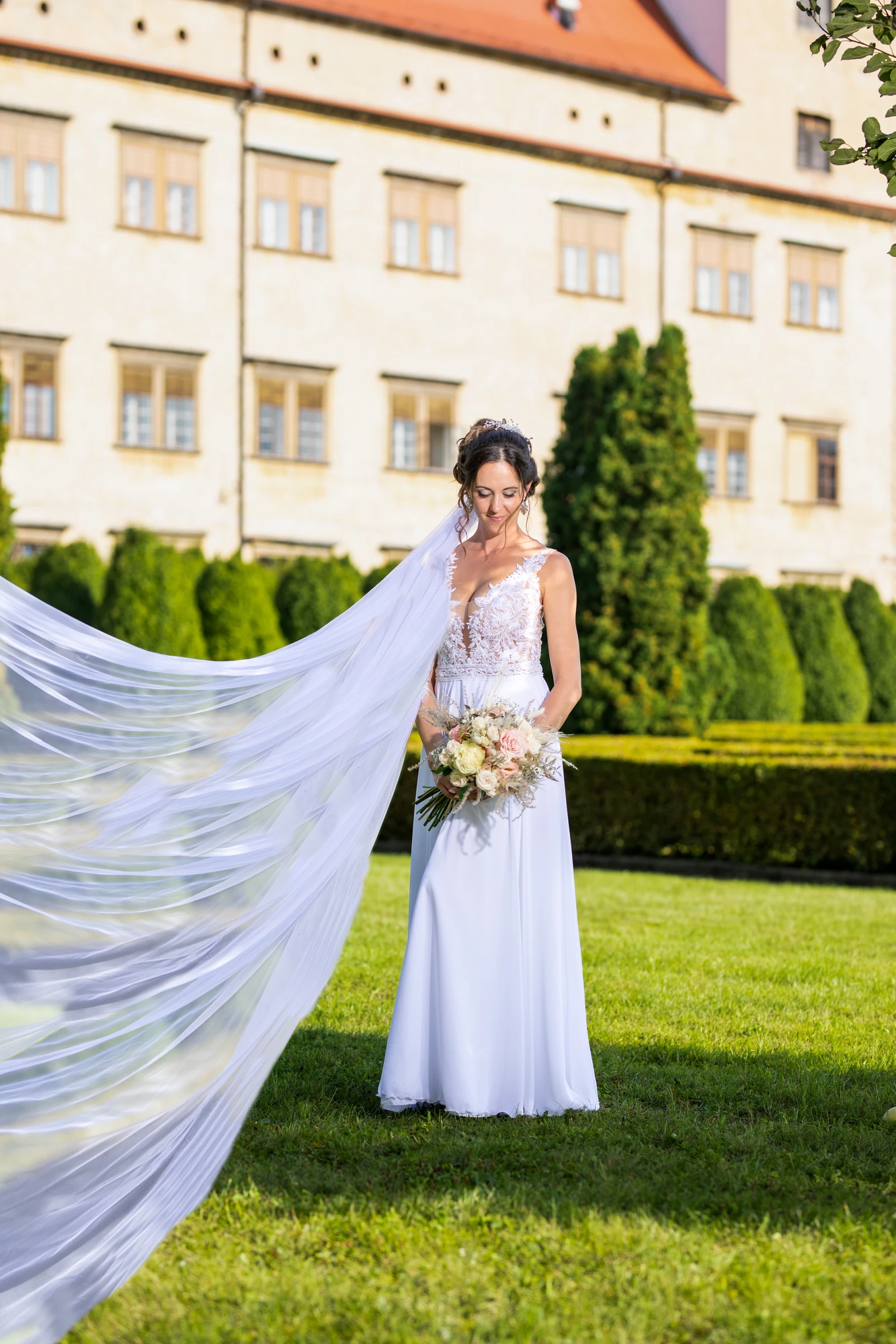 Nevěsta před zámkem Bučovice — portrétní focení 2022