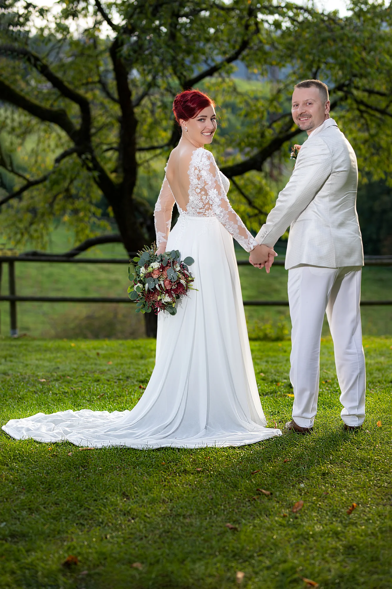 Nevěsta s kyticí — statek Samsara, svatební focení 2022