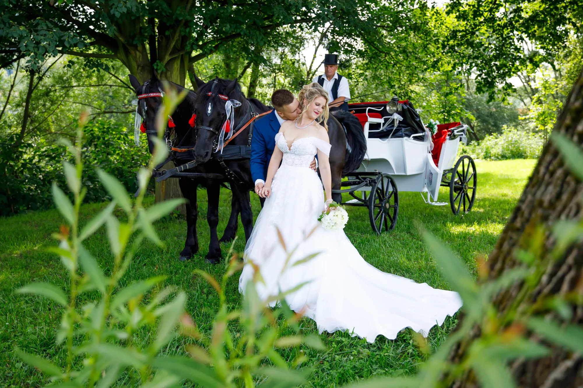 Novomanželé v letní přírodě — Stodola u Bečvy, červen 2024
