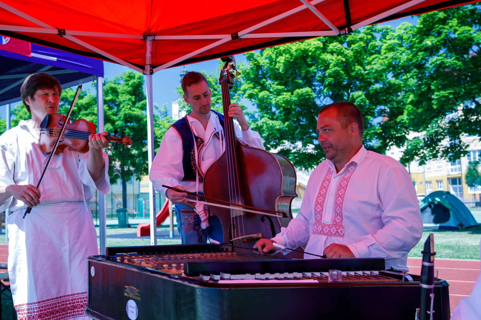 Společná fotografie zástupců obcí — Setkání Kostelců 2025