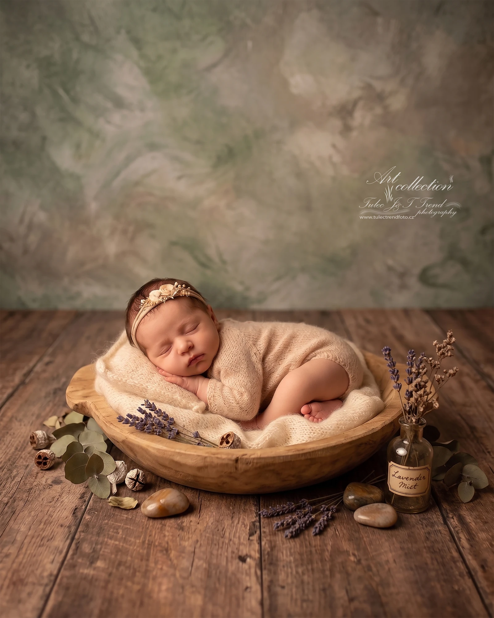 Newborn miminko v misce v ateliéru Tulec Trend foto