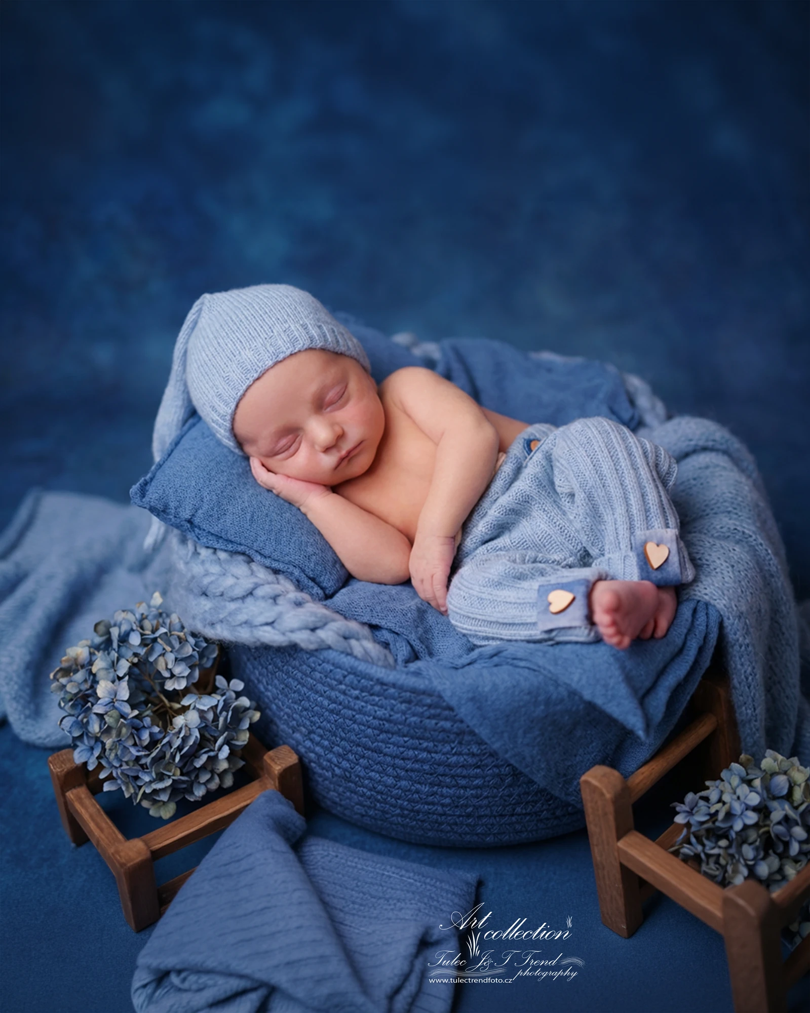 Chlapeček při newborn focení v ateliéru