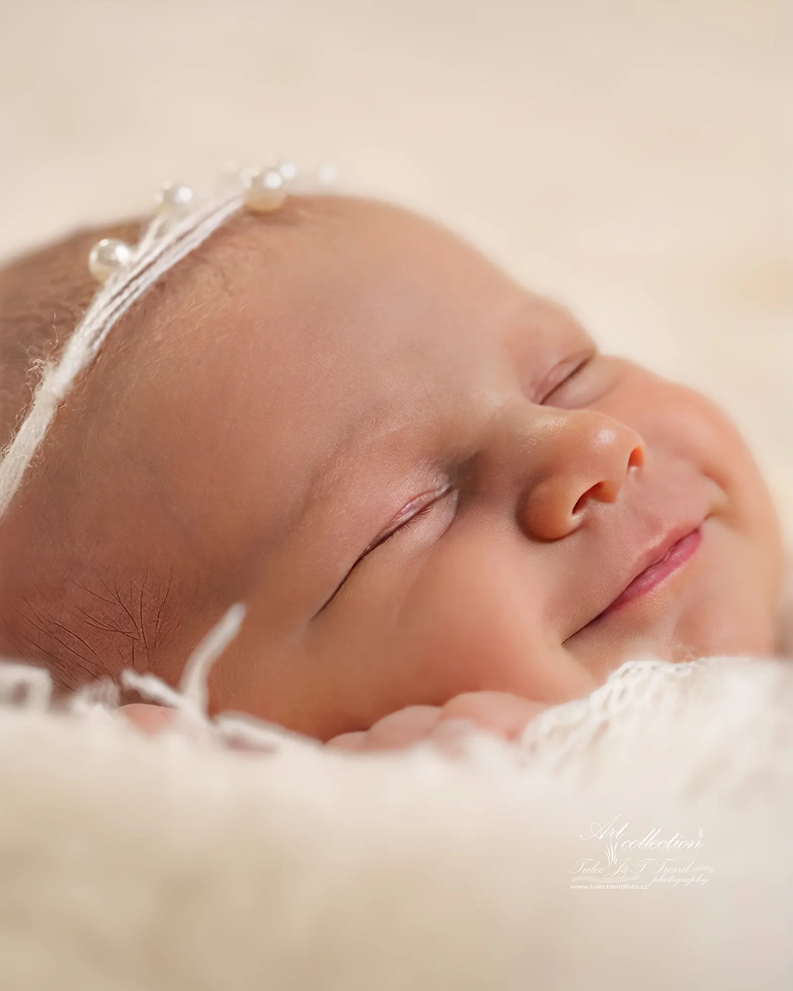 Newborn focení miminka — specializovaný ateliér Tulec Trend Foto Olomouc