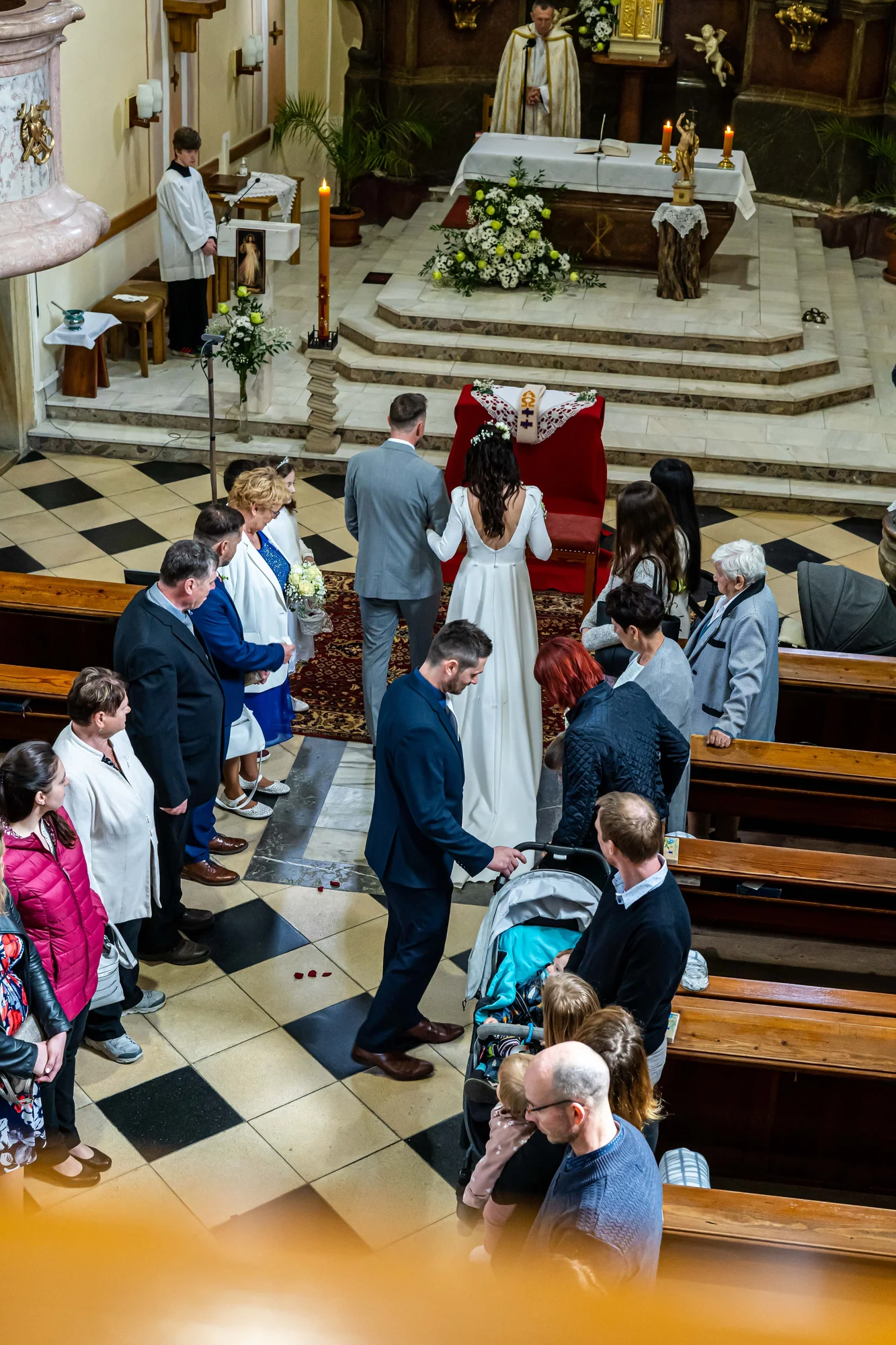 Kněz při křtu — křtiny Magdalény a Jiřího 2023