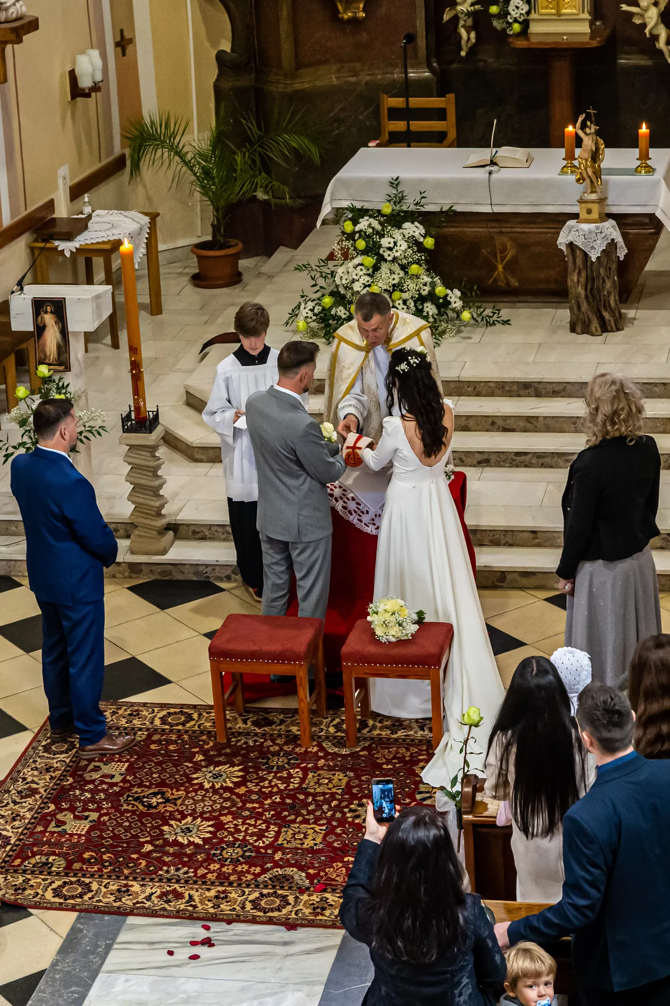 Dojemný moment při křtinách — svatba a křtiny v jeden den