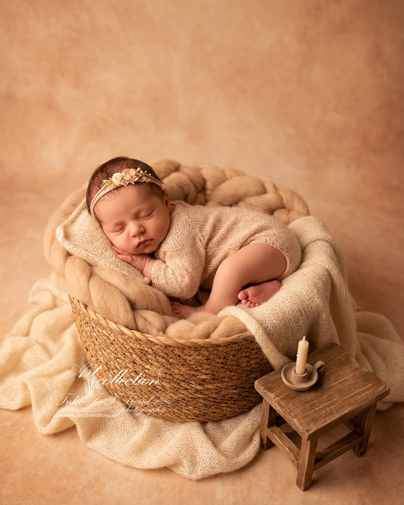 Holčička při newborn focení- Tulec Trend foto