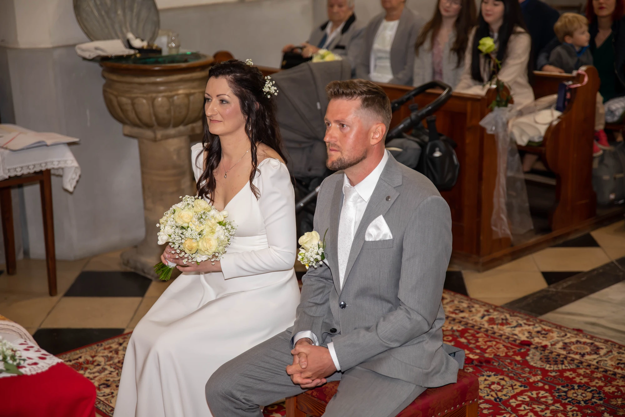 Novomanželé při obřadu — svatba a křtiny v jeden den 2023