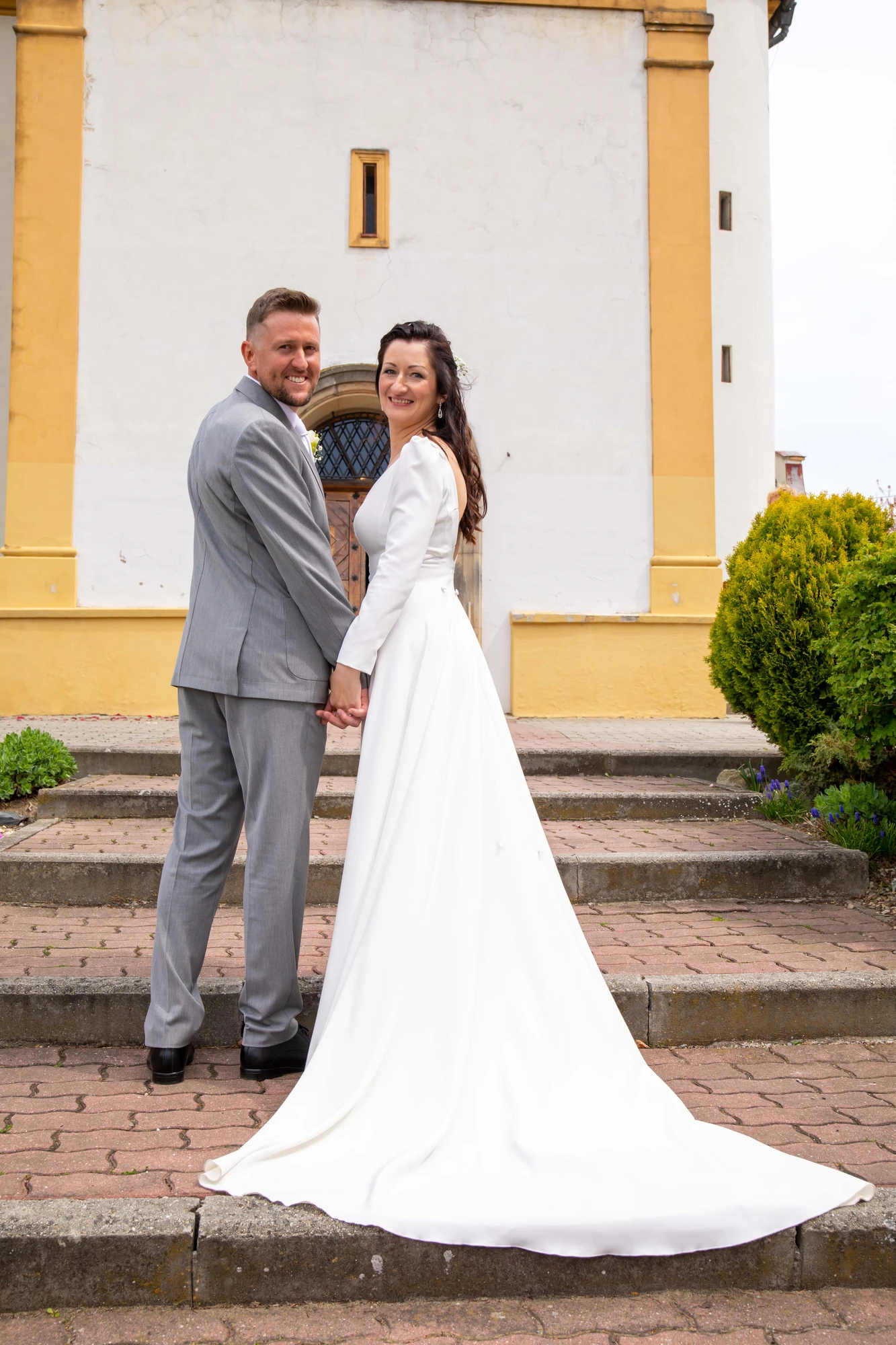 Novomanželé — romantický záběr, svatba Magdalény a Jiřího