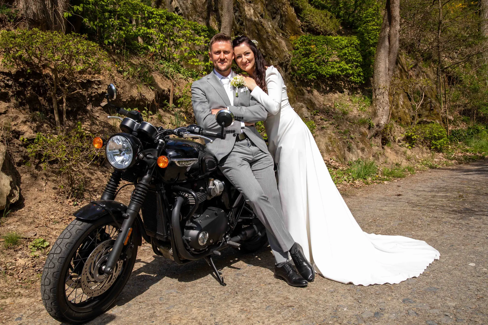 Svatba a křtiny v jeden den - fotografie novomanželú s motorkou od Tulec Trend foto