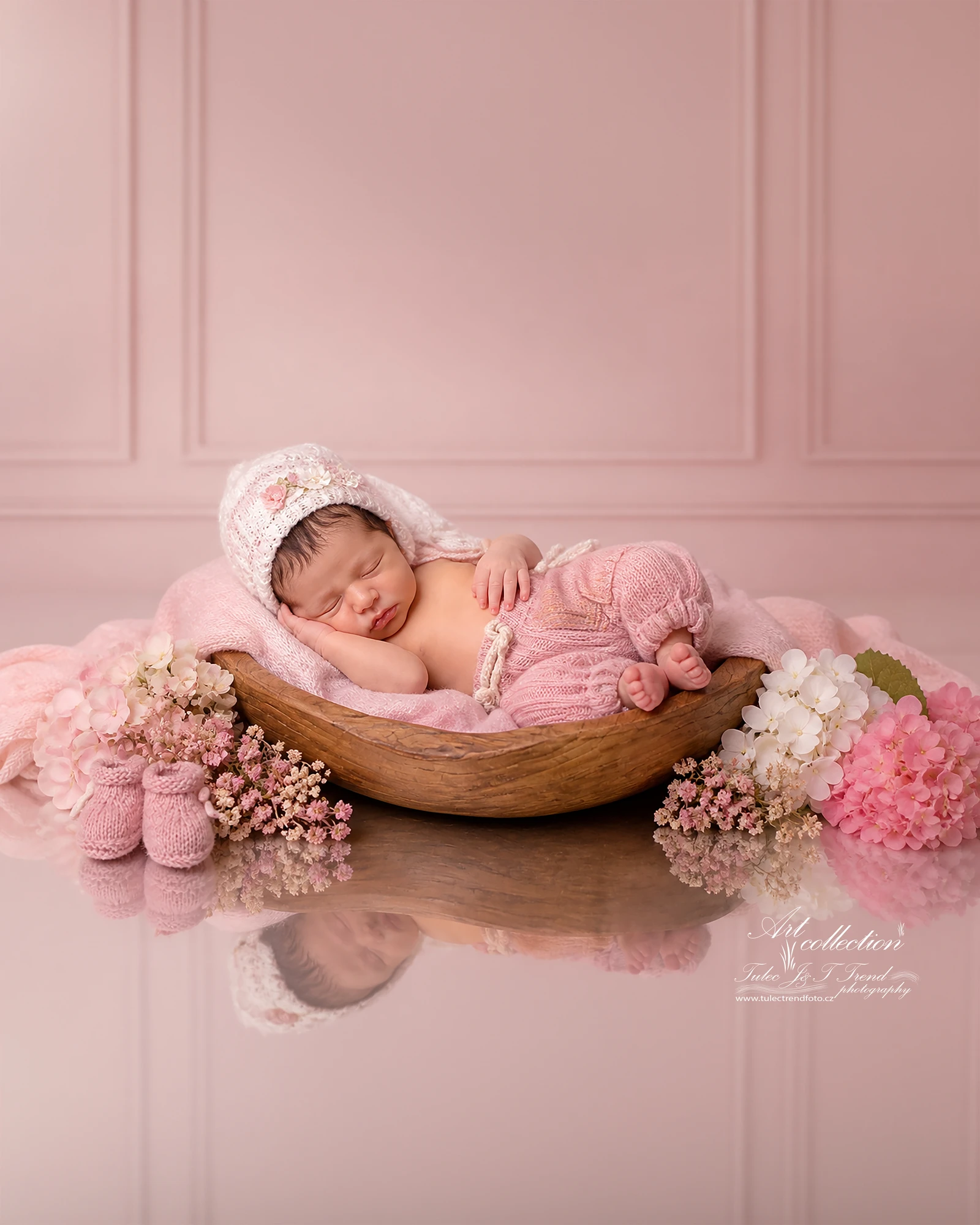 Focení newborn holčičky ve dřevěné misce - Tulec trend foto