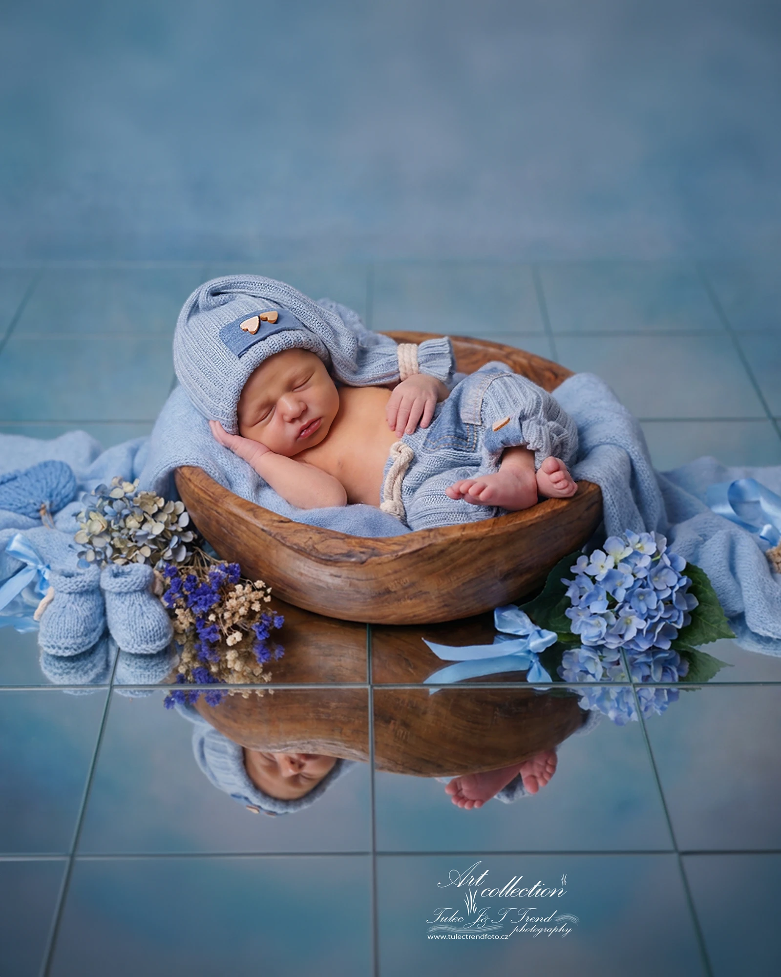 Focení newborn chlapečka ve dřevěné misce - Tulec Trend foto